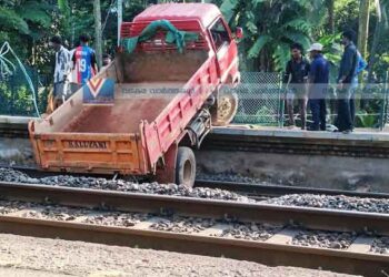 മുക്കാളിയില്‍ റെയില്‍വെ ട്രാക്കിലേക്ക് ലോറി മറിഞ്ഞു; ട്രെയിന്‍ഗതാഗതം താറുമാറായി