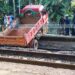 മുക്കാളിയില് റെയില്വെ ട്രാക്കിലേക്ക് ലോറി മറിഞ്ഞു; ട്രെയിന്ഗതാഗതം താറുമാറായി