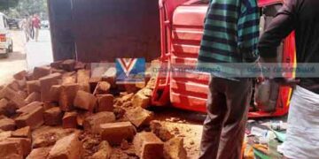 ചെങ്കല്ല് കയറ്റിയ ലോറി മറിഞ്ഞ് ഡ്രൈവര്ക്ക് പരിക്ക്