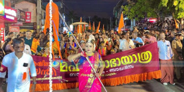 നഗരവീഥികളില് വര്ണം വിതറി; നിറയെ അമ്പാടിക്കണ്ണന്മാര്