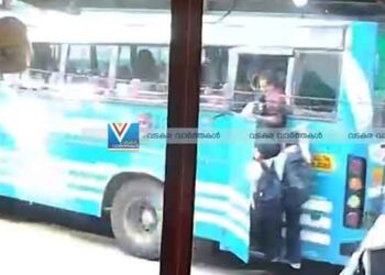വിദ്യാര്‍ഥികള്‍ കയറും മുന്‍പ് ബസ് മുന്നോട്ടെടുത്തു; ഒപ്പമുണ്ടായിരുന്ന അധ്യാപികയ്ക്ക് പരിക്ക്