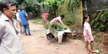 നാട്ടുകാര് രംഗത്തിറങ്ങി; റോഡും പരിസരവും ക്ലീന്