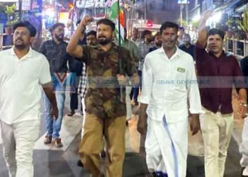 വടകരയില്‍ യൂത്ത് കോണ്‍ഗ്രസിന്റെ പന്തം കൊളുത്തി പ്രകടനം