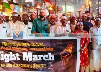 പ്രതിഷേധ ജ്വാലയുമായി കുറ്റ്യാടിയില്‍ കോണ്‍ഗ്രസിന്റെ നൈറ്റ് മാര്‍ച്ച്