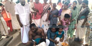 ഹരിശ്രീകുറിക്കാന് കുരുന്നുകള്; ക്ഷേത്രങ്ങള് ഭക്തിസാന്ദ്രം