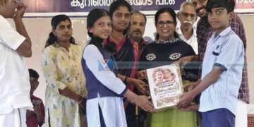 ടി.പി. ചന്ദ്രശേഖരന്‍ സ്മരണ; സ്‌കൂള്‍ ലൈബ്രറിക്ക് പുസ്തകങ്ങള്‍ കൈമാറി