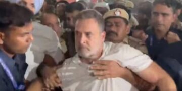 രാഹുല് ഗാന്ധിയെയും പ്രിയങ്ക ഗാന്ധിയെയും അറസ്റ്റുചെയ്ത് നീക്കി