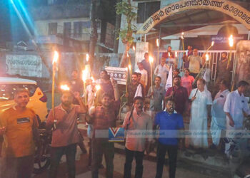 അഴിയൂരില്‍ വ്യാപാരികള്‍ പന്തംകൊളുത്തി പ്രകടനം നടത്തി