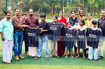 പ്രതീക്ഷകളുടെ കുപ്പായമണിഞ്ഞ് തോടന്നൂരിലെ വിദ്യാര്‍ഥികള്‍; ബിആര്‍സിയുടെ ജേഴ്സി വിതരണം ചെയ്തു