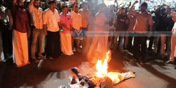 മുഖ്യമന്ത്രിയുടെ കോലം കത്തിച്ച് ഡിവൈഎഫ്ഐ പ്രതിഷേധം