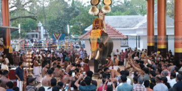 ഭക്തജന തിരക്കിലമര്ന്ന് പിഷാരികാവ്