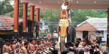 നവരാത്രി ആഘോഷത്തിരക്കിലമര്‍ന്ന് പിഷാരികാവ്