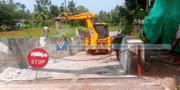 പൂവാടന്ഗേറ്റില് വെള്ളക്കെട്ടിന് അറുതിയാവുന്നു; അപ്രോച്ച് റോഡില് മേല്ക്കൂര ഉയരുന്നു