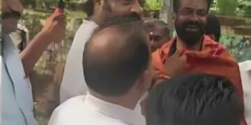 ആര്‍.സുഗതന്‍ ജയില്‍ മോചിതനായി; സ്വീകരിക്കാനെത്തി സുരേഷ്‌ഗോപി