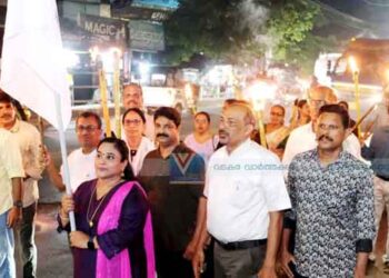 യുപിഐ ഇടപാട്: വ്യാപാരികള്‍ പന്തം കൊളുത്തി പ്രകടനം നടത്തി