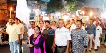 യുപിഐ ഇടപാട്: വ്യാപാരികള് പന്തം കൊളുത്തി പ്രകടനം നടത്തി