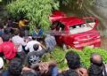 കാര്‍ തോട്ടിലേക്ക് മറിഞ്ഞ് അപകടം; നാലു വയസ്സുകാരി മരിച്ചു