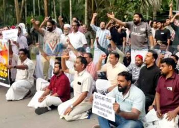 പോക്‌സോ കേസ് പ്രതിയെ അറസ്റ്റ് ചെയ്തില്ലെന്ന് ആരോപണം; പ്രതിയുടെ വീട്ടിലേക്ക് മാര്‍ച്ച് നടത്തി