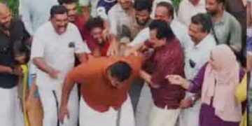 ജനപ്രതിനിധികളെ വെള്ളത്തില്‍ തള്ളിയിട്ട് കുളം ഉദ്ഘാടനം; സംഭവം പെരിന്തല്‍മണ്ണയില്‍